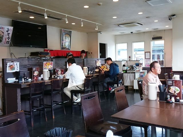 店内の様子_東京おぎくぼラーメン ゑびすや 中央緑地店