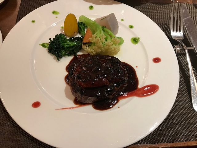 とっても柔らかくて厚みのあるお肉です。フォアグラが乗っててトロけました。_フレンチレストランQuatreVingtsキャトルヴァン