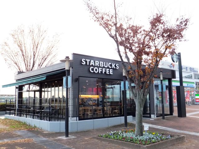 暖かい日なら、テラス席も楽しそう。_スターバックス・コーヒー 尾張一宮パーキングエリア下り線店