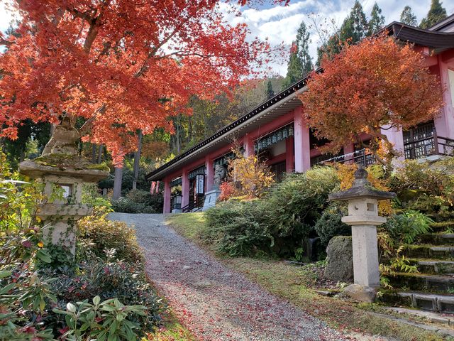 紅葉と本堂も絵になります。_甲子大黒天本山