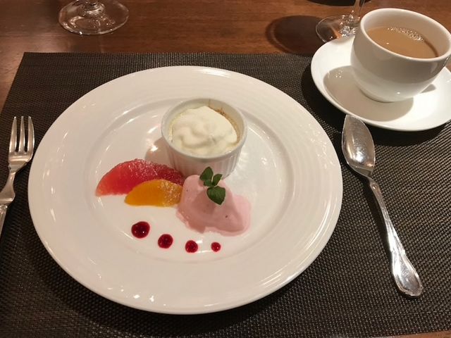 デザートはイチゴアイスフルーツ添えとホイップクリームたっぷりのプリンもあってすごく贅沢でした。_フレンチレストランQuatreVingtsキャトルヴァン
