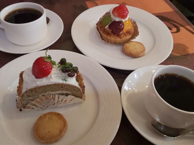 彼の知り合いのマスターの店で美味しいケーキとコーヒーを満喫!マスターの趣味の写真を見ながらホッコリ!_ショコラクラブ