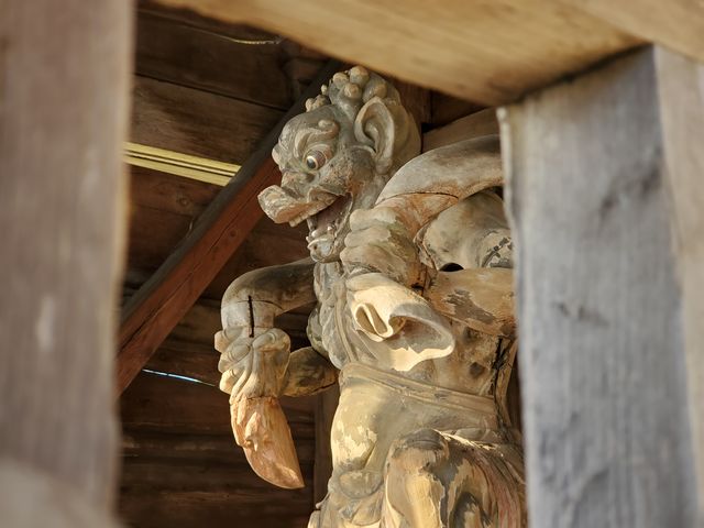 門内の風神さまです。_大日坊