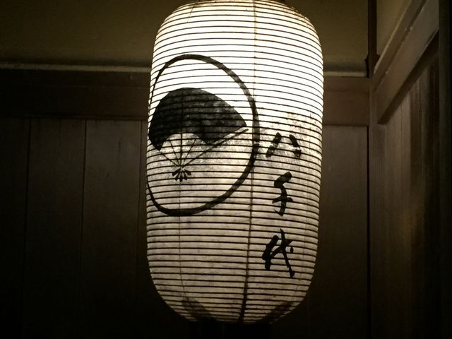 門前の提灯の灯りが幻想的です。_京料理 料庭 八千代