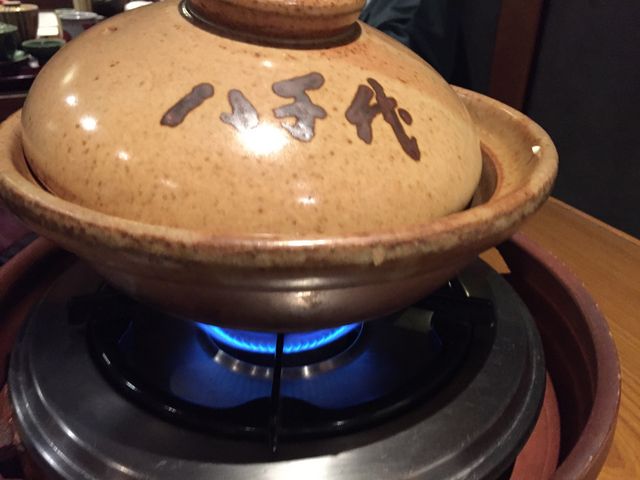 湯豆腐が入っている特注品の土鍋_京料理 料庭 八千代