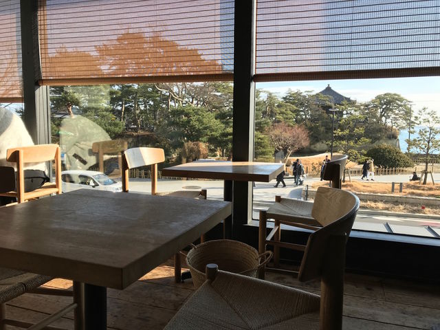 2階のカフェから見た五大堂_松華堂菓子店