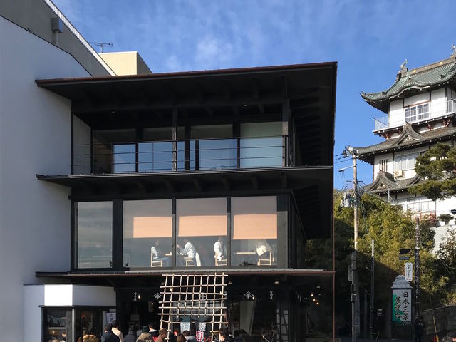シックな外観_松華堂菓子店