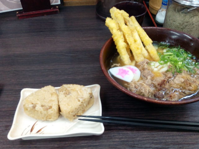 ごぼ天肉うどんとかしわおにぎり_資さんうどん 本店