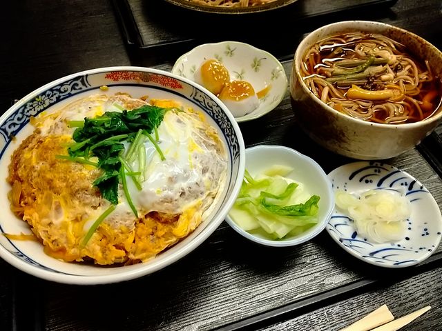 カツ丼とハーフ蕎麦、小鉢がついたカツ丼セット。_丸秀