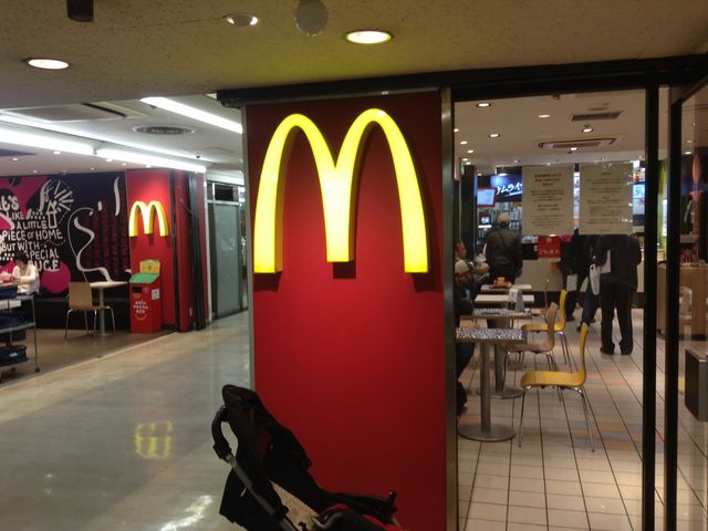 通路隔てた離れの席がオススメ_マクドナルド幡ヶ谷ゴールデンセンター店