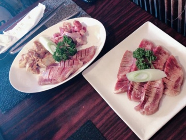 右が牛タンセット、左が牛タンやハラミなどのセット
両方とも2000円前後_牛タンの店 赤間精肉店