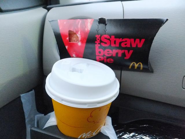 期間限定のストロベリーパイとプレミアムローストコーヒーを車内で頂きました。_マクドナルド敦賀店