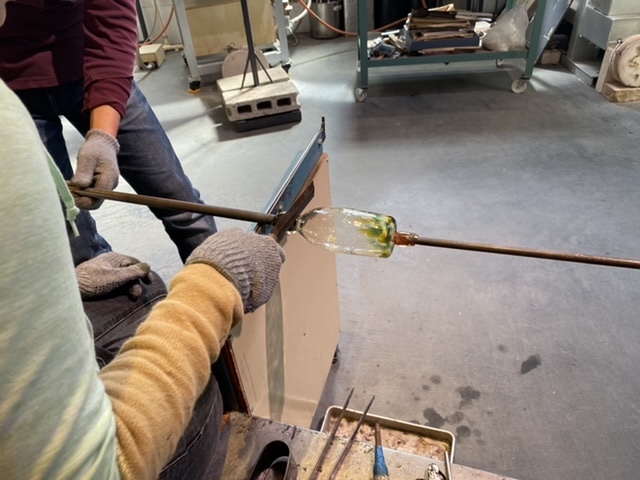 両端に付いた竿の片方をグラスから切り離す作業_六箇山工房 Lokka glass