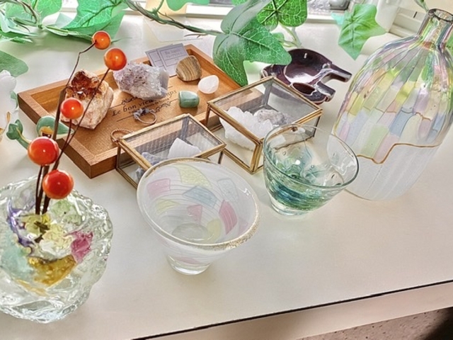 自宅の綺麗な作品置き場(手前のガラス作品がこちらの工房のもの)_六箇山工房 Lokka glass