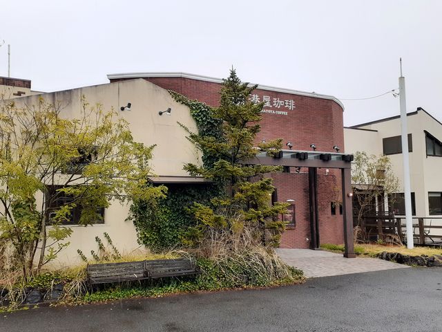 店舗外観:あえてそうしているのか、古さを感じます。_港屋珈琲 鈴鹿店