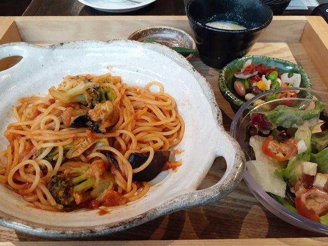 ランチには、メインメニューにサラダ・野菜のデリ2種・スープが付きます。_港屋珈琲 鈴鹿店