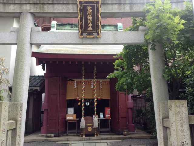 鳥居越し拝殿_笠間稲荷神社東京別社
