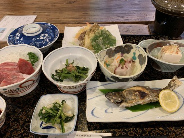 夕食の一部分。ほかにもありました。_山田旅館