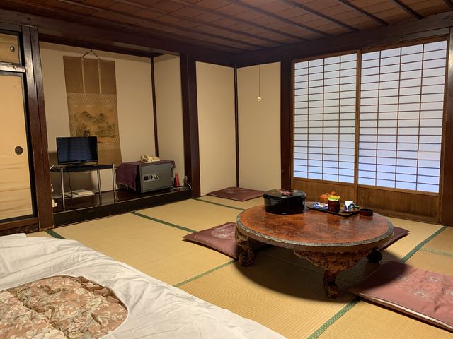 本館客室。江戸時代末期の建物だそう。障子の外は廊下です。_山田旅館