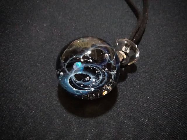 ループ(紐を通す穴)はほぼ先生が作りました
他はすべて自作ですよ_レインボーユニオンアートスタジオ