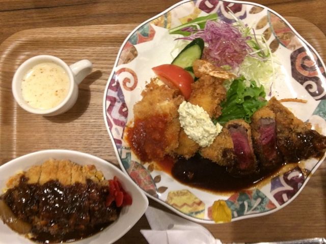左がピネライス
Bセット 約1500円くらい_キッチンゴン