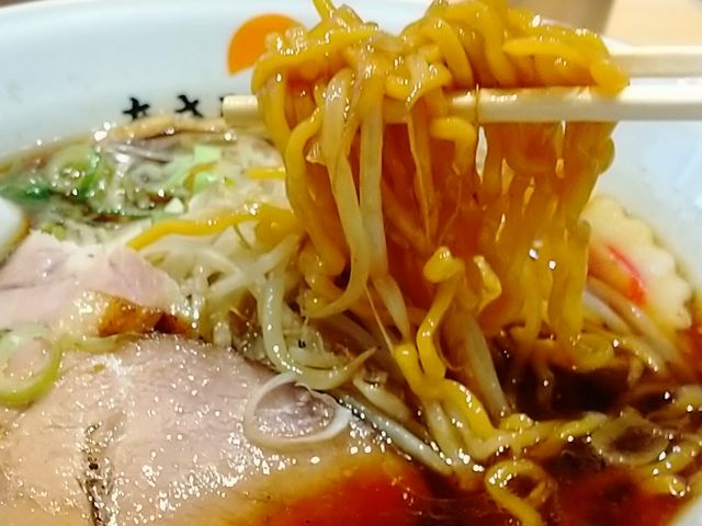 醤油ラーメンの麺リフト_あさひ町内会