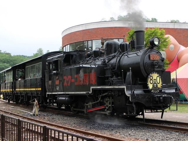白い煙をはき進む_三笠鉄道記念館