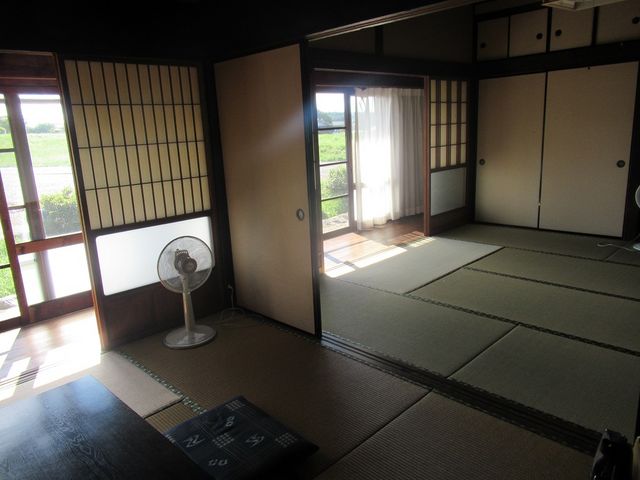 畳敷き8畳、6畳、4畳の部屋
計6部屋からなる_茅の宿とみだ