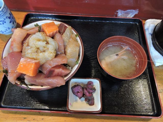 名物もさ海老の入った肉厚の海鮮丼_活魚 ふじ