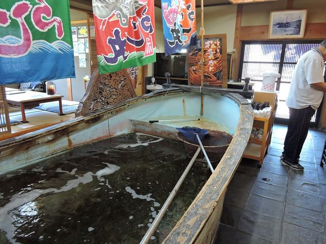 店内の様子。生簀があります。_活魚 ふじ