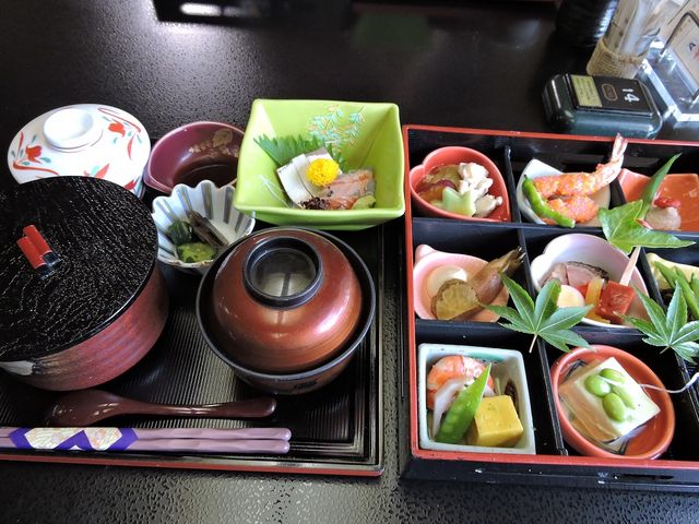 季節物のランチで、色とりどりの味が楽しめます。_花のれん