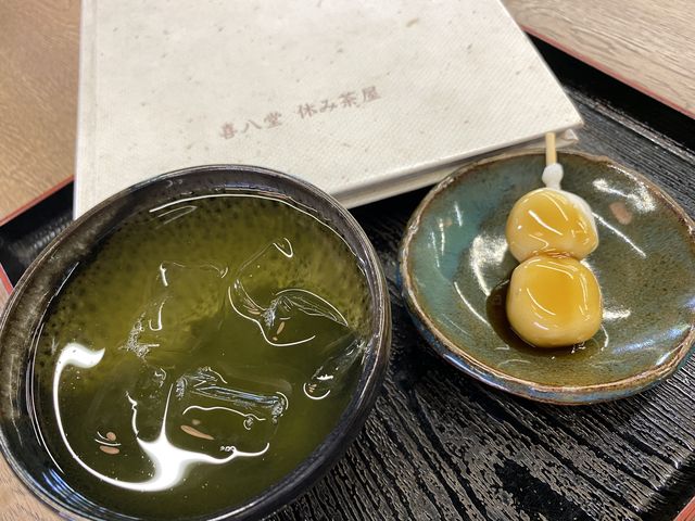 出てきたお茶とみたらし団子。_喜八堂