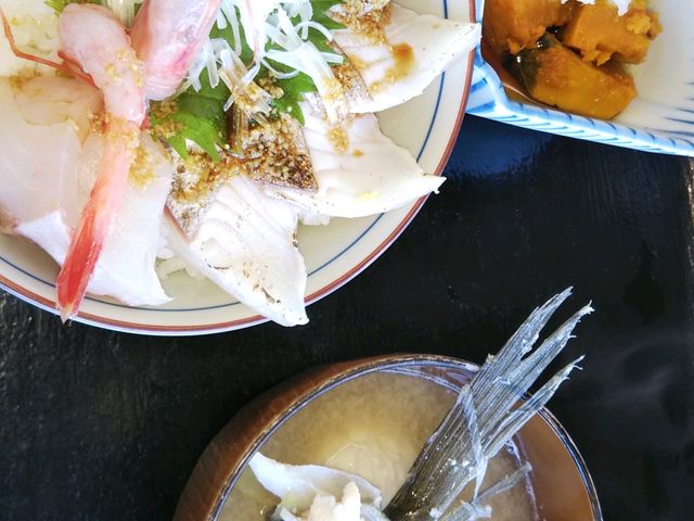 コンロの上に土鍋であら汁がでーんとやって来た_氷見魚市場食堂 海寶