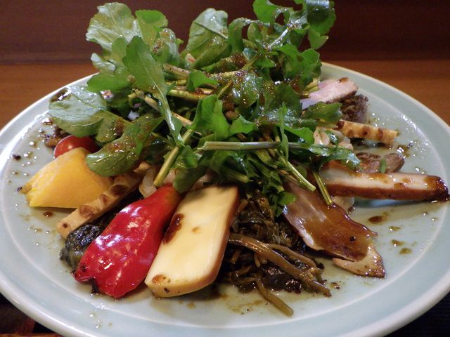 冷たいうどん。2000円(日によって具が変更します)_風林亭