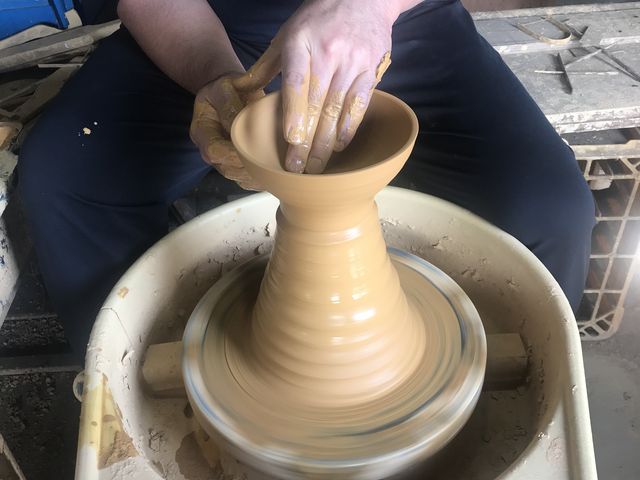 外観と先生お手本のロクロ作業です_カネハ窯