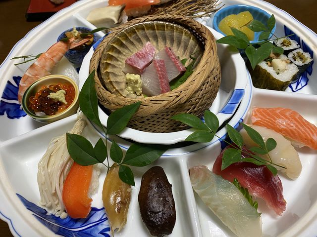 小鹿田焼の里の帰りに、日田ん寿司が評判という銀寿司さんに。海鮮と野菜の寿司のセットで大満足。_銀寿司