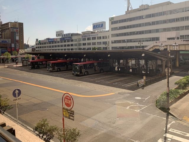 お店から見える実際の風景です。初めて見る方でも「懐かしい」と感じられるバスターミナルだと思います。_ホテルグローバルビュー新潟 DINING EDIT ECHIGO