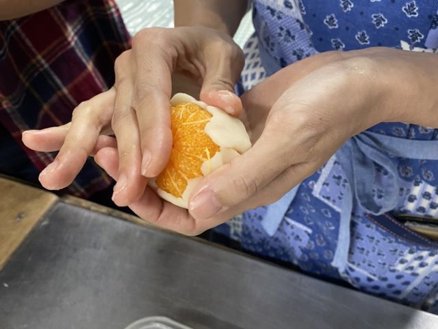 白餡で包む_御菓子司 金澤寿翁軒