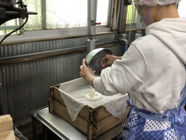 餅生地を蒸し器へ_御菓子司 金澤寿翁軒