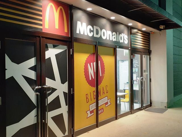 イオン駐車場から見た店舗の様子_マクドナルド イオン伊賀上野店