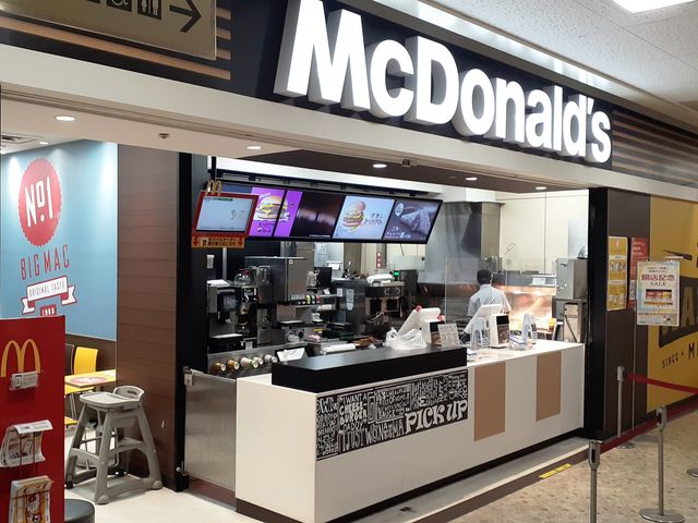 イオンの中から見た店舗_マクドナルド イオン伊賀上野店