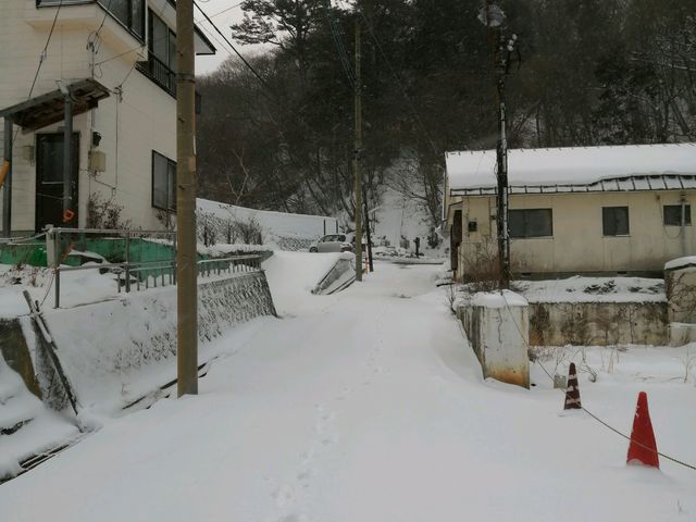 お宿の裏手、温泉神社への道_奥塩原温泉 湯荘白樺