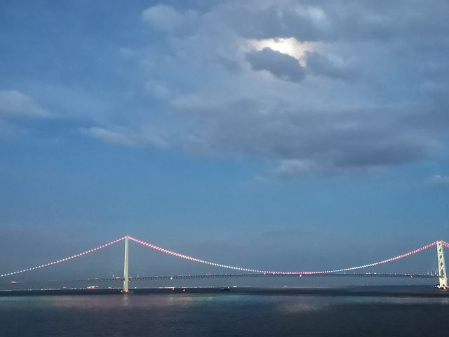 関西一の絶景、ライトアップした明石大橋。_大蔵海岸