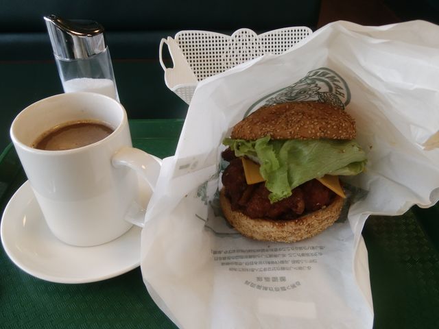 「チャイニーズチキンバーガー」です。_ラッキーピエロ 函館駅前店