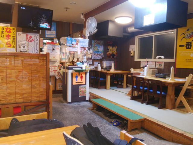 店内は小じんまりしていますが、綺麗で明るいです。_焼肉ラーメンの牛助