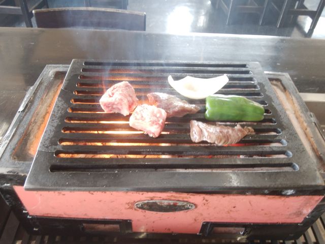 炭火で焼くのは嬉しいです。_牛の里
