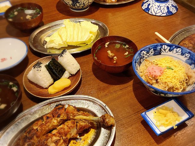 鳥足ひな鳥と鶏めし、おむすびを注文、キャベツとお吸い物は付いてきます。
_一鶴・高松店