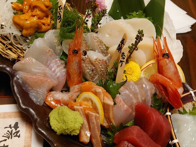 刺身盛り合わせ、北海道の国産ウニ、ホッケ刺身、本マグロなどたっぷり入って1,280円はかなりお得_北海道 よろこんで酒場 昭島南口店