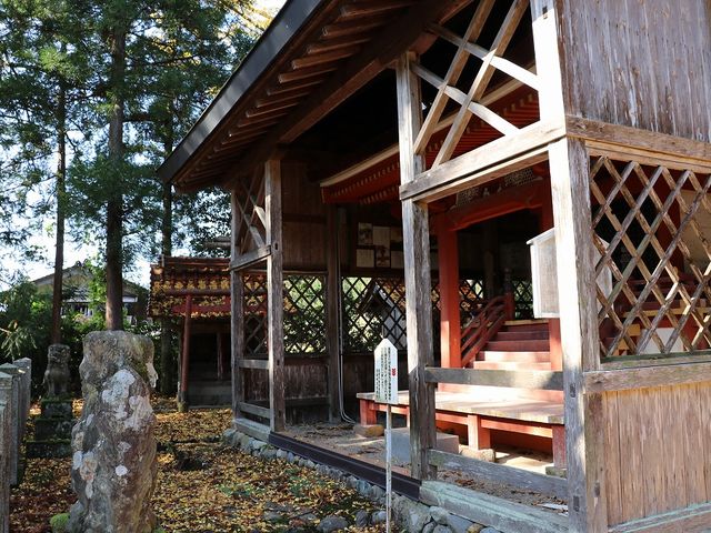 晩秋の柔らかな日が差していました。_酒垂神社