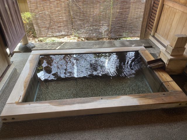 温泉と檜の香りを感じながらくつろげる露天風呂です!_信州しもすわ温泉 ぎん月